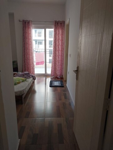 Room in 2.5 BHK Apartment at Ajnara Le Garden, Sector 16b Greater Noida – for Rent