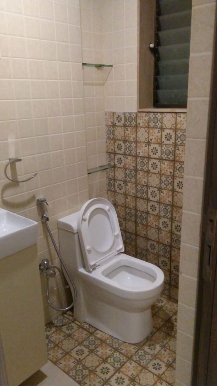 Bathroom, vaishali-chs-juhu 2 Bedroom 780 Sq.Ft. Apartment In Juhu Mumbai 7940042