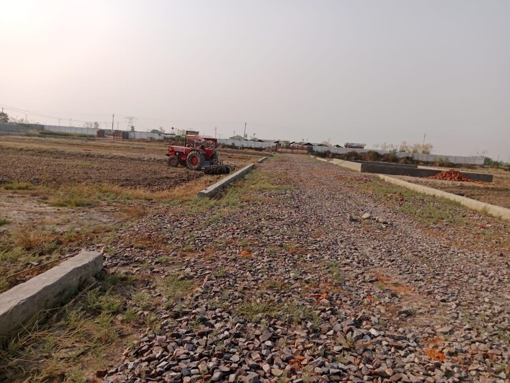 undefined, upsidc site b  98 Sq.Yd. Plot In Upsidc Site B Greater Noida 7940108