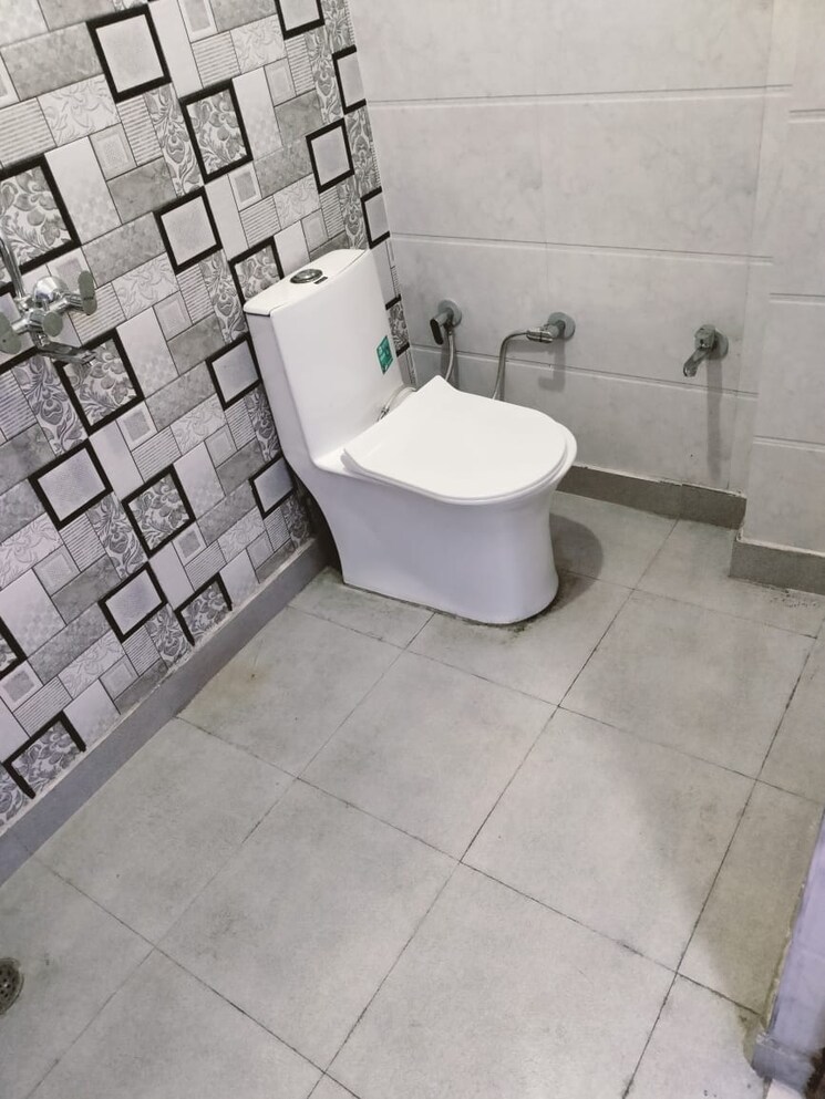 Bathroom, new ashok nagar 2 Bedroom 550 Sq.Ft. Builder Floor In New Ashok Nagar Delhi 7940174
