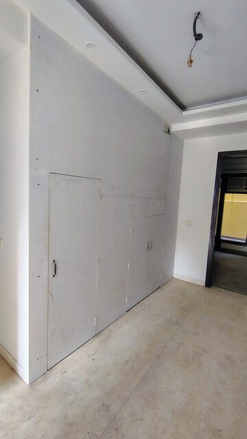 Room in 2 BHK Builder Floor at Hong Kong Bazaar, Sector 57 – for Rent