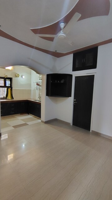 Master Bedroom in 3 BHK Builder Floor at RWA Residential Society Sector 46, Sector 46 – for Rent