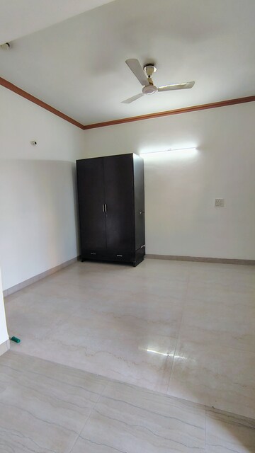 Room in 3 BHK Builder Floor at RWA Residential Society Sector 46, Sector 46 – for Rent