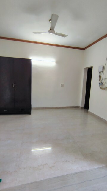 Room in 3 BHK Builder Floor at RWA Residential Society Sector 46, Sector 46 – for Rent