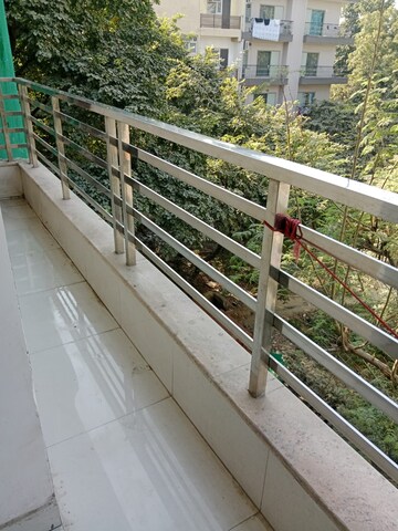 Balcony in 1 RK Builder Floor at Ansal Sushant Lok I, Sector 43 – for Rent