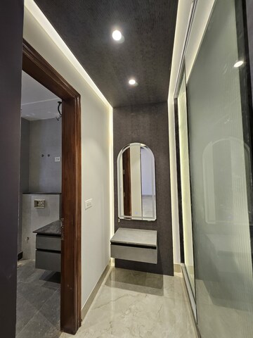 Building Lobby in 3.5 BHK Builder Floor at Ansal Versalia Avante, Sector 67a – for Sale