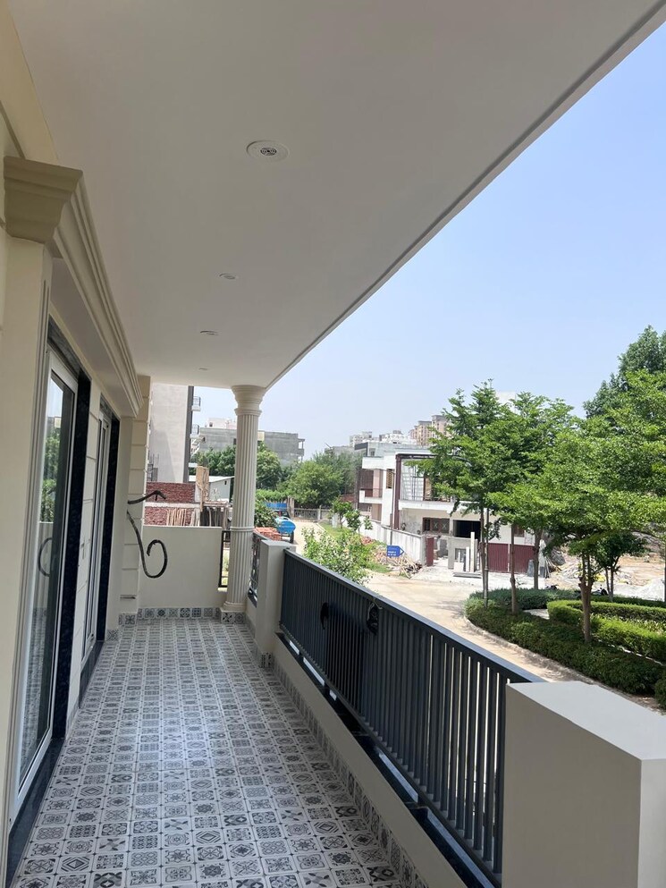 Balcony, sector 85 3 Bedroom 327 Sq.Yd. Builder Floor In Sector 85 Faridabad 7940559