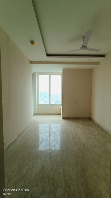 Room in 3.5 BHK Apartment at Ambience Tiverton, Sector 50 – for Rent