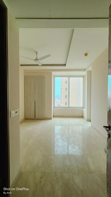 Room in 3.5 BHK Apartment at Ambience Tiverton, Sector 50 – for Rent