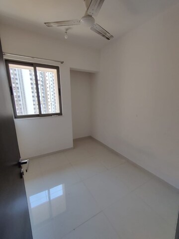 Room in 2.5 BHK Apartment at Lodha Splendora, Ghodbunder Road – for Rent