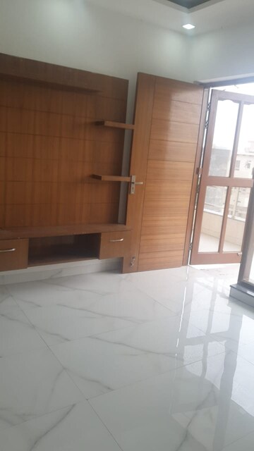 Bathroom in 3 BHK Builder Floor at Sector 40 – for Sale
