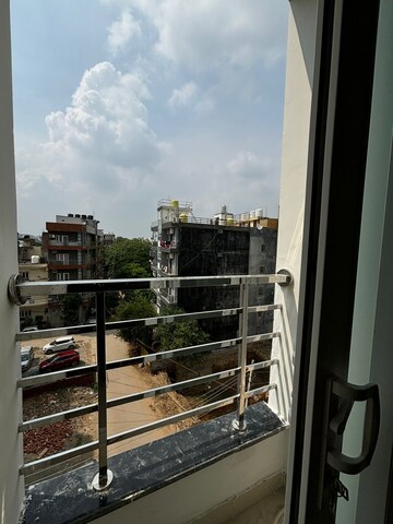 Balcony in 1 RK Builder Floor at Ansal Sushant Lok I, Sector 43 – for Rent
