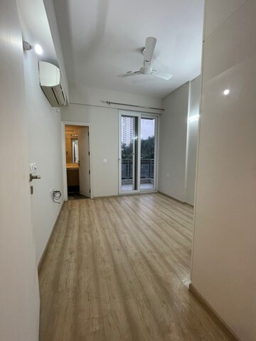 Room in 3.5 BHK Apartment at DLF The Ultima, Sector 81 – for Rent