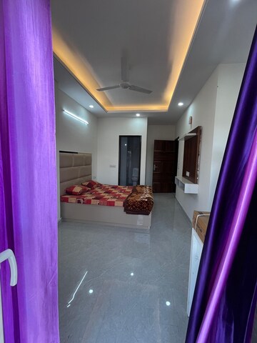 Building Lobby in 1 RK Builder Floor at Ansal Sushant Lok I, Sector 43 – for Rent