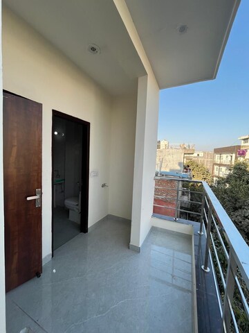 Bedroom in 1 RK Builder Floor at Ansal Sushant Lok I, Sector 43 – for Rent