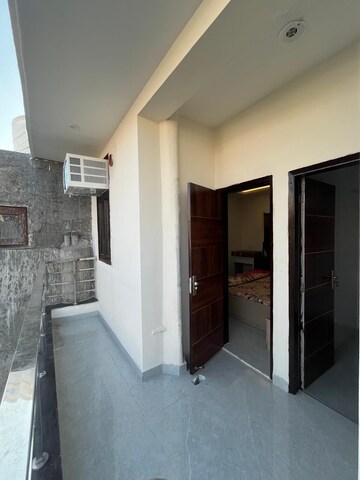 Building Lobby in 1 RK Builder Floor at Ansal Sushant Lok I, Sector 43 – for Rent