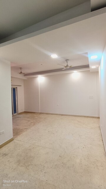 Room in 3 BHK Apartment at Mahagun Maple, Sector 50 – for Rent