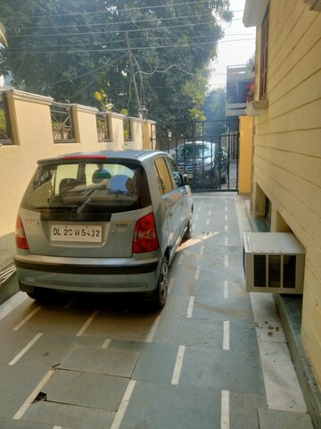 Parking in 3 BHK Builder Floor at Dlf Phase I – for Sale