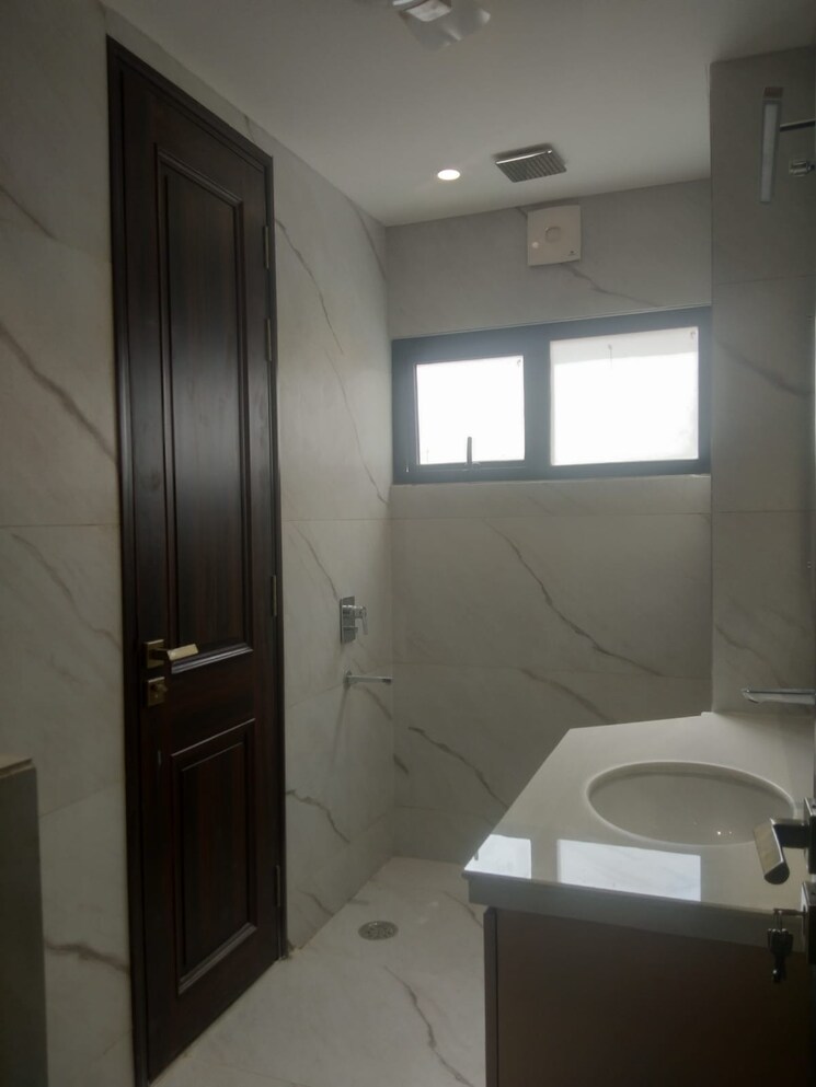 Bathroom, sector 7 3 Bedroom 258 Sq.Yd. Builder Floor In Sector 7 Gurgaon 7941532