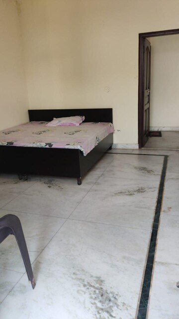 Room in 4 BHK Apartment at Sector 40 – for Rent