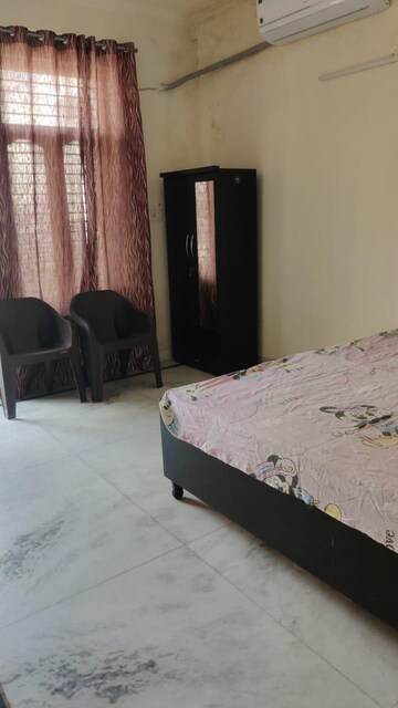 Bedroom in 4 BHK Apartment at Sector 40 – for Rent