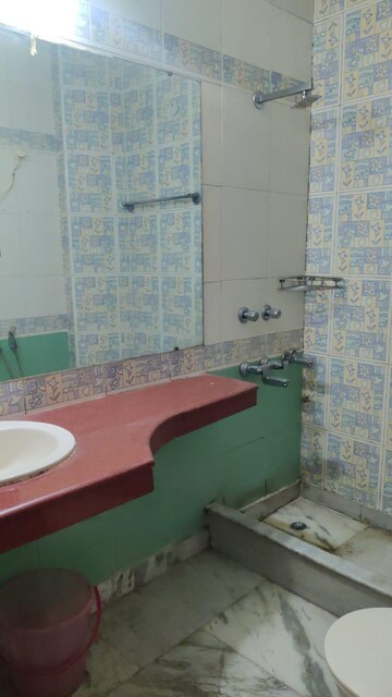 Bathroom in 4 BHK Apartment at Sector 40 – for Rent