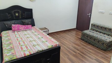 Bedroom in 4 BHK Apartment at Sector 40 – for Rent