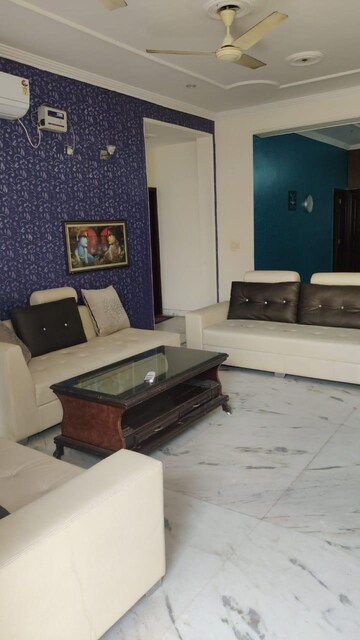 Living Room in 4 BHK Apartment at Sector 40 – for Rent