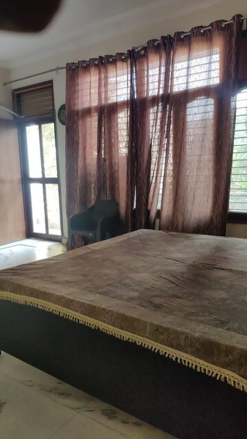 Bedroom in 4 BHK Apartment at Sector 40 – for Rent