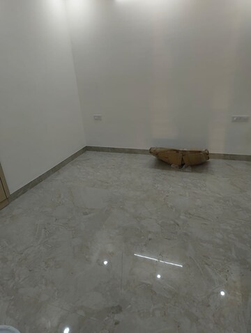 Room in 3 BHK Apartment at Vasant Kunj – for Sale
