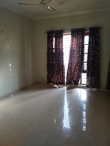 Room in 2.5 BHK Independent House at Kamta – for Rent