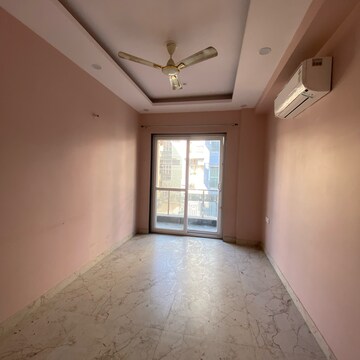 Building Lobby in 2.5 BHK Builder Floor at Ansal Plaza Gurgaon, Palam Vihar – for Rent