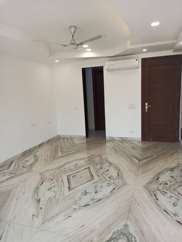 Bedroom in 3.5 BHK Apartment at Ansal Sushant Lok I, Sector 43 – for Rent