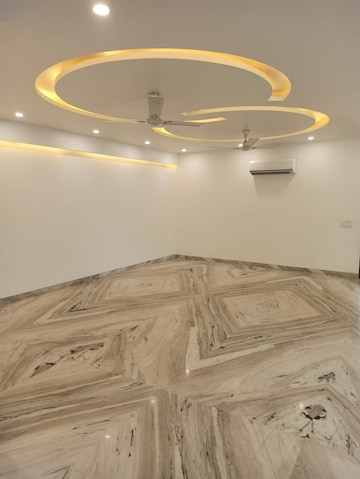 Bathroom in 3.5 BHK Apartment at Ansal Sushant Lok I, Sector 43 – for Rent