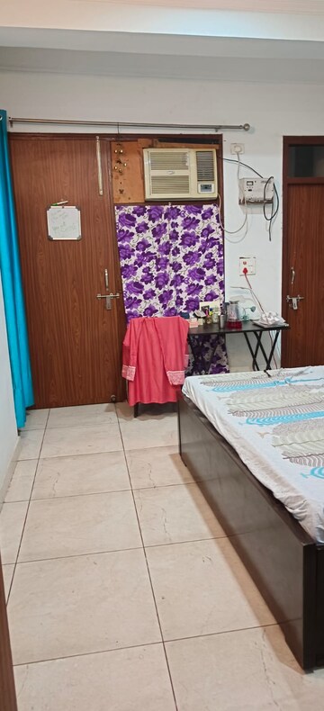 Bedroom in 2 BHK Builder Floor at Sector 52 – for Rent