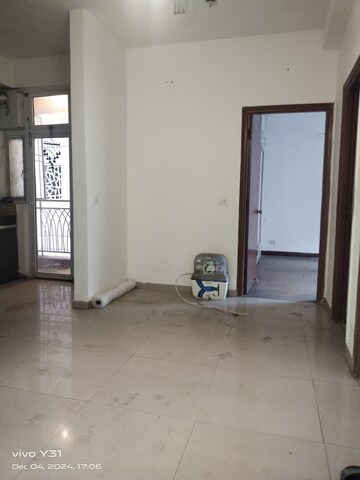 Room in 3 BHK Apartment at Sector 16c Greater Noida – for Rent