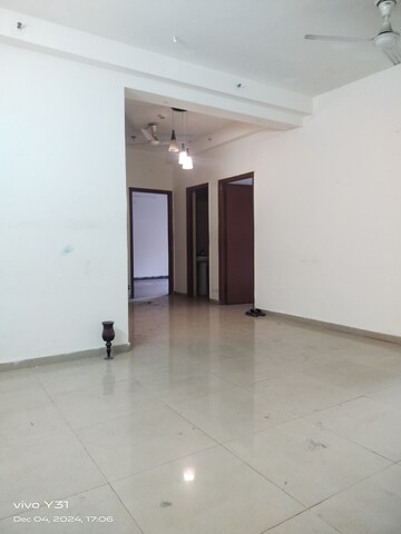 Room in 3 BHK Apartment at Sector 16c Greater Noida – for Rent