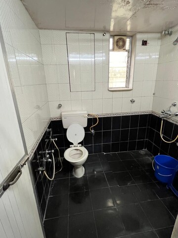Master Bedroom in 2 BHK Apartment at Jeevan Rachana CHS, Andheri West – for Rent