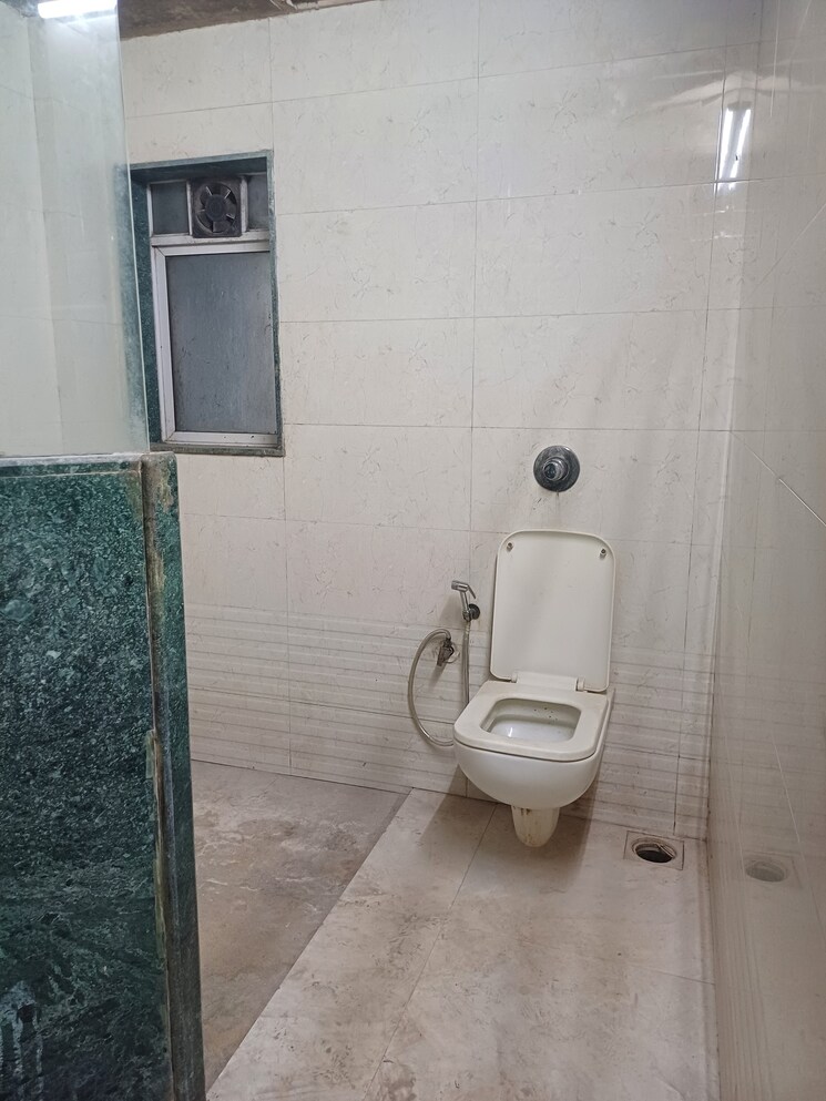 Bathroom, dlh-sorrento 5 Bedroom 2200 Sq.Ft. Apartment In Veera Desai Road Mumbai 7943194