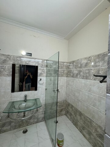 Bathroom in 4 BHK Builder Floor at Dlf Phase ii – for Rent