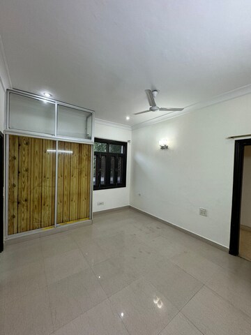Room in 4 BHK Builder Floor at Dlf Phase ii – for Rent