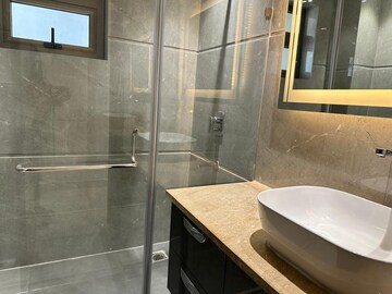 Attached Bathroom in 4 BHK Builder Floor at Dlf City Phase 3 – for Rent