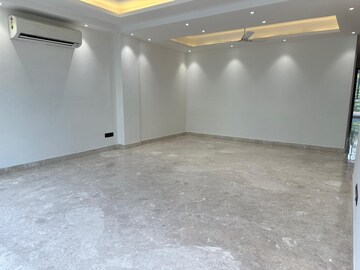 Room in 4 BHK Builder Floor at Dlf City Phase 3 – for Rent