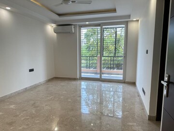 Room in 4 BHK Builder Floor at Dlf City Phase 3 – for Rent