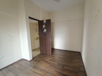 Room in 3 BHK Apartment at Runwal Greens, Mulund West – for Rent