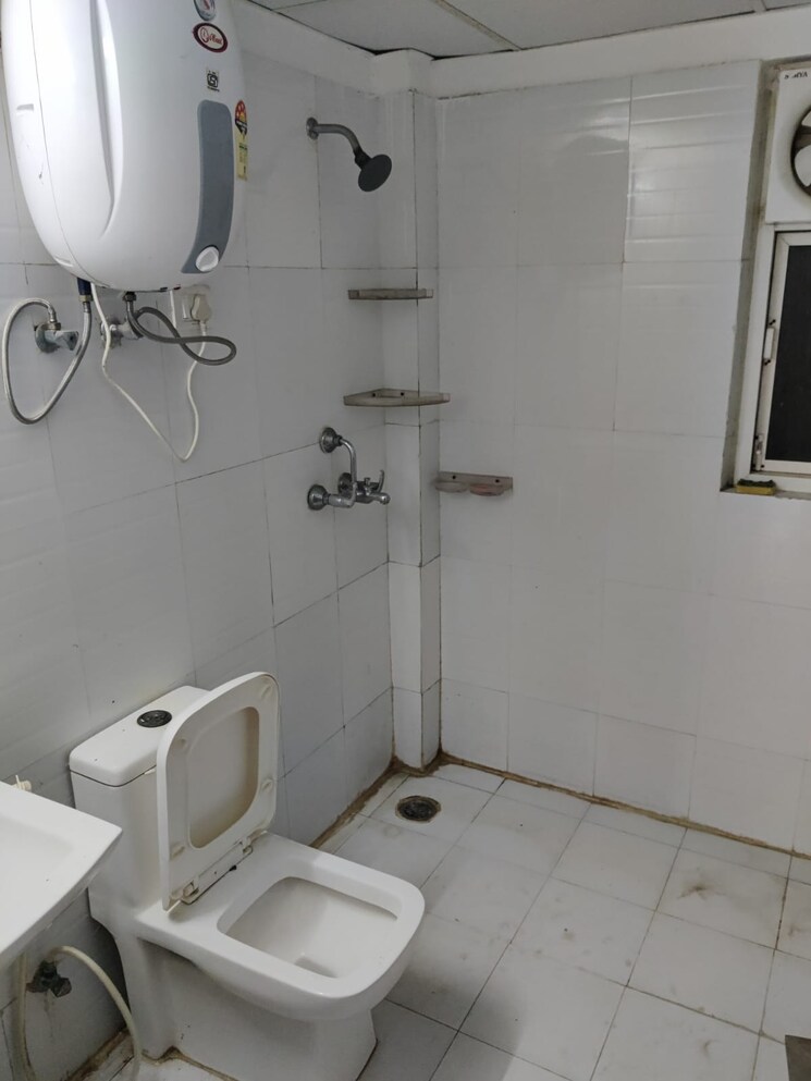 Bathroom, amrapali-silicon-city 2 Bedroom 1180 Sq.Ft. Apartment In Sector 76 Noida 7944081