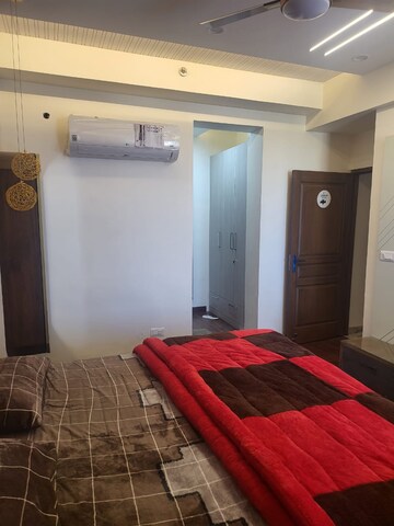 Room in 4 BHK Apartment at Goyal Riviera Prestige, Makarba – for Rent