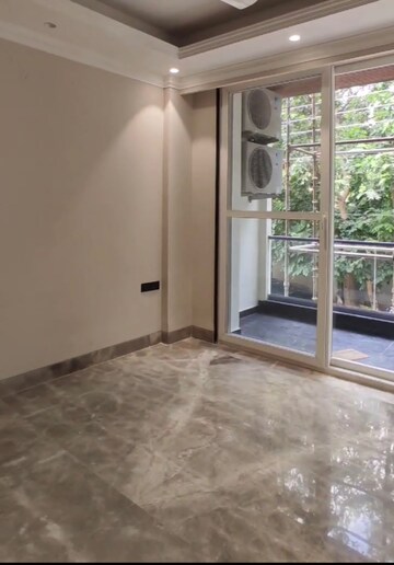 Room in 3 BHK Builder Floor at Dlf Phase I – for Rent