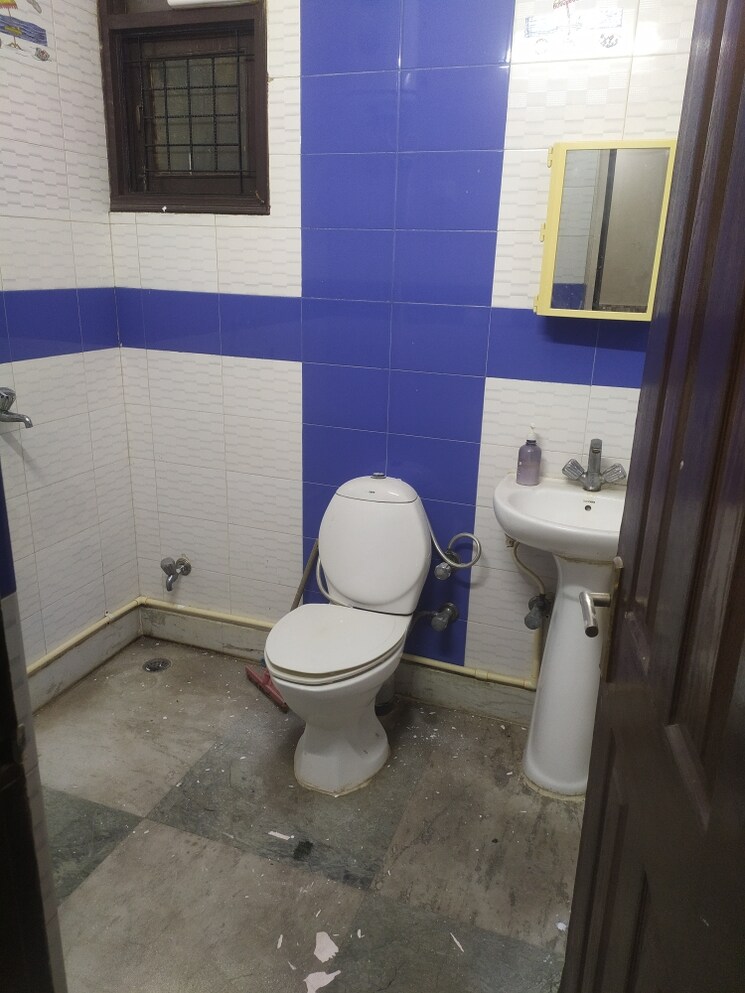 Bathroom, kalkaji 2 Bedroom 1000 Sq.Ft. Builder Floor In Kalkaji Delhi 7944673
