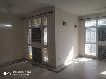 Room in 2.5 BHK Builder Floor at Sushant Lok Iii – for Rent